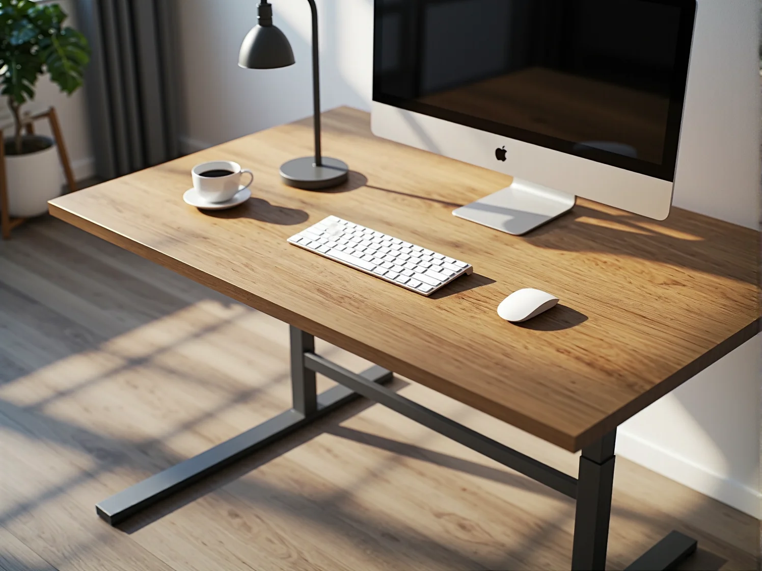 Pracownik zmieniający pozycję przy biurku sit-stand w celu poprawy krążenia.