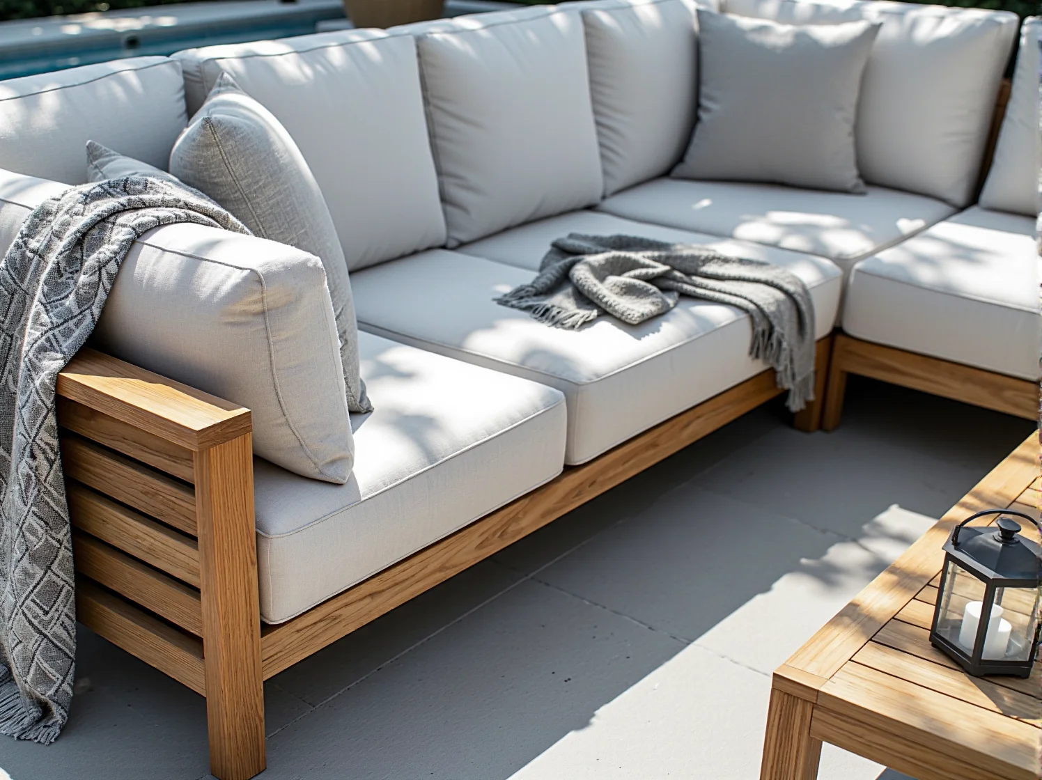 Stylowy, drewniany zestaw wypoczynkowy w ogrodzie, otoczony zielenią – inspiracje na taras.