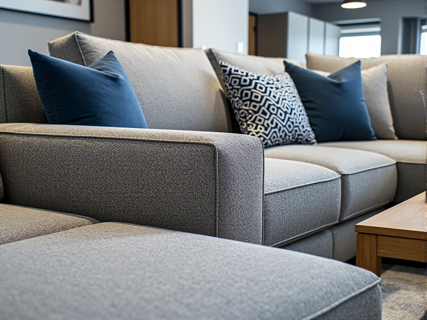 Duży narożnik biurowy z wytrzymałej tkaniny kontraktowej w nowoczesnej przestrzeni typu open space.