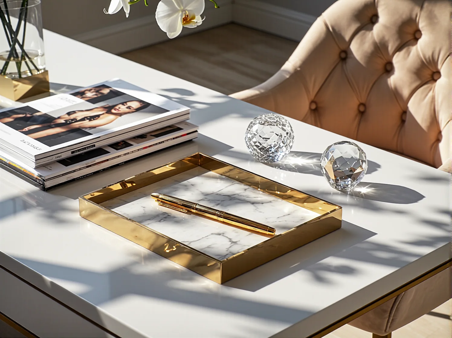 Stylowe biurko glamour z czarnym blatem, złotą lampą i modnymi akcesoriami biurowymi.