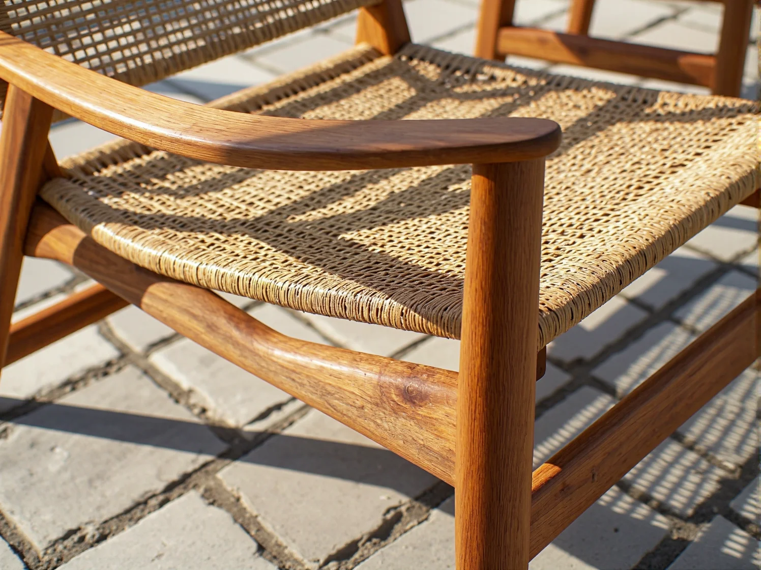 Mężczyzna pędzlem nakłada impregnat na drewniany stół ogrodowy, chroniąc go przed wilgocią.