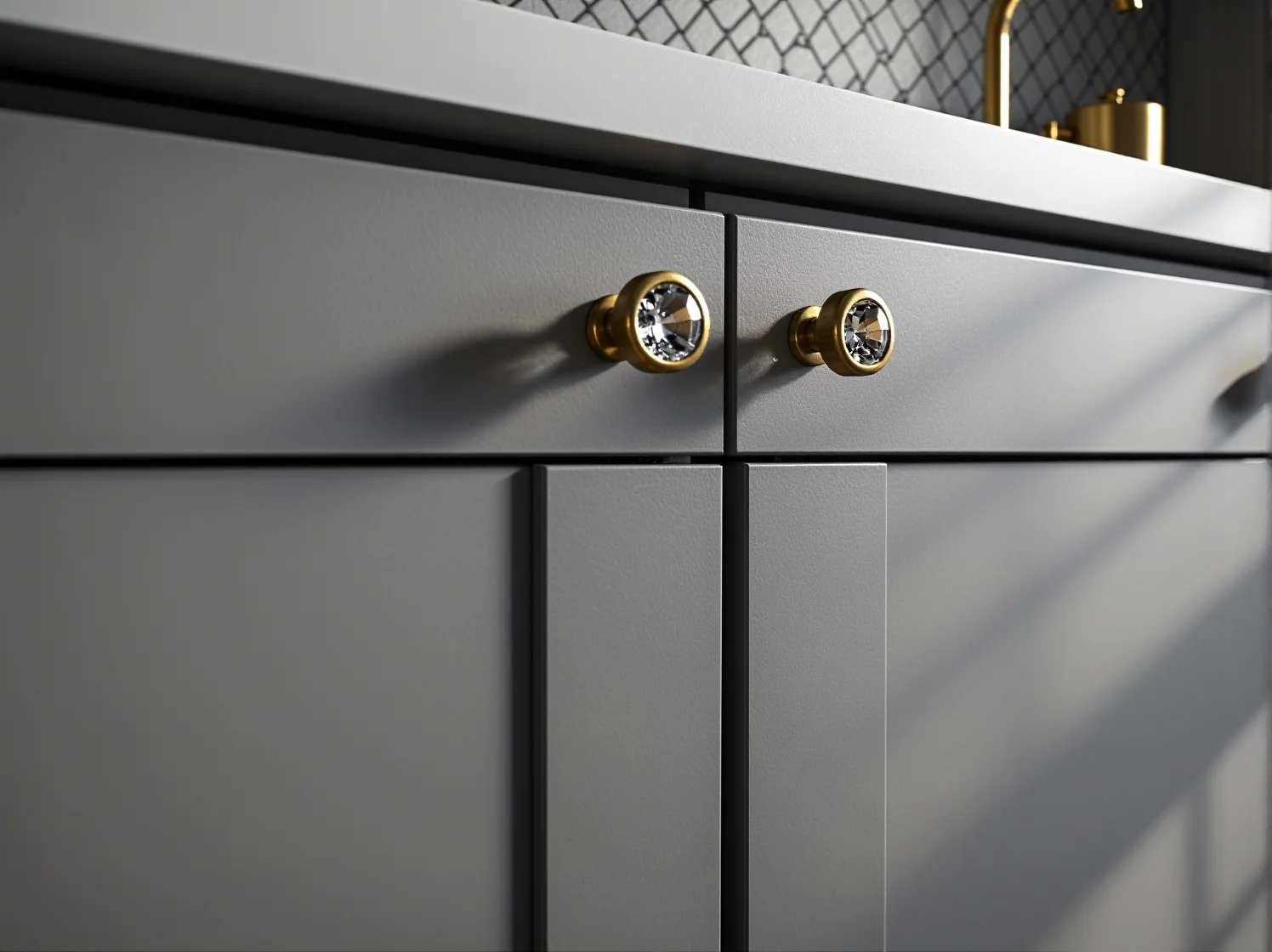 Elegancka biała zabudowa kuchenna glamour z wysokim połyskiem w małym mieszkaniu