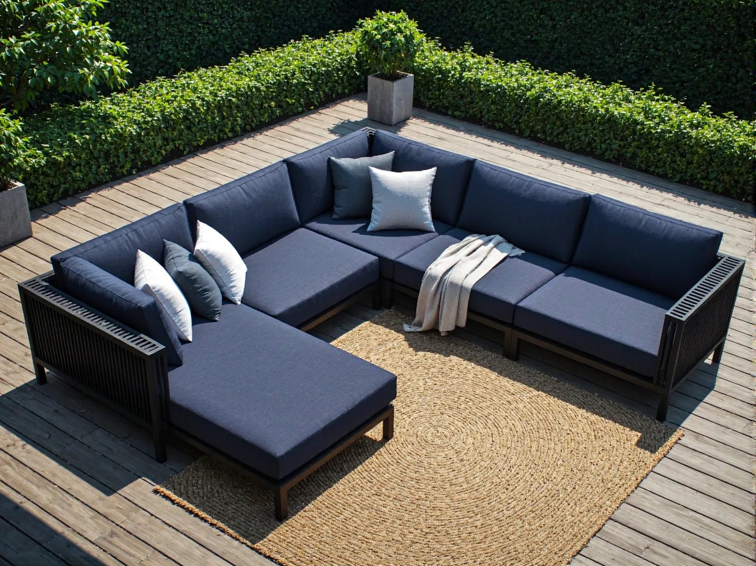 Komfortowe meble wypoczynkowe z grubymi poduszkami, doskonałe do strefy relaksu na tarasie.