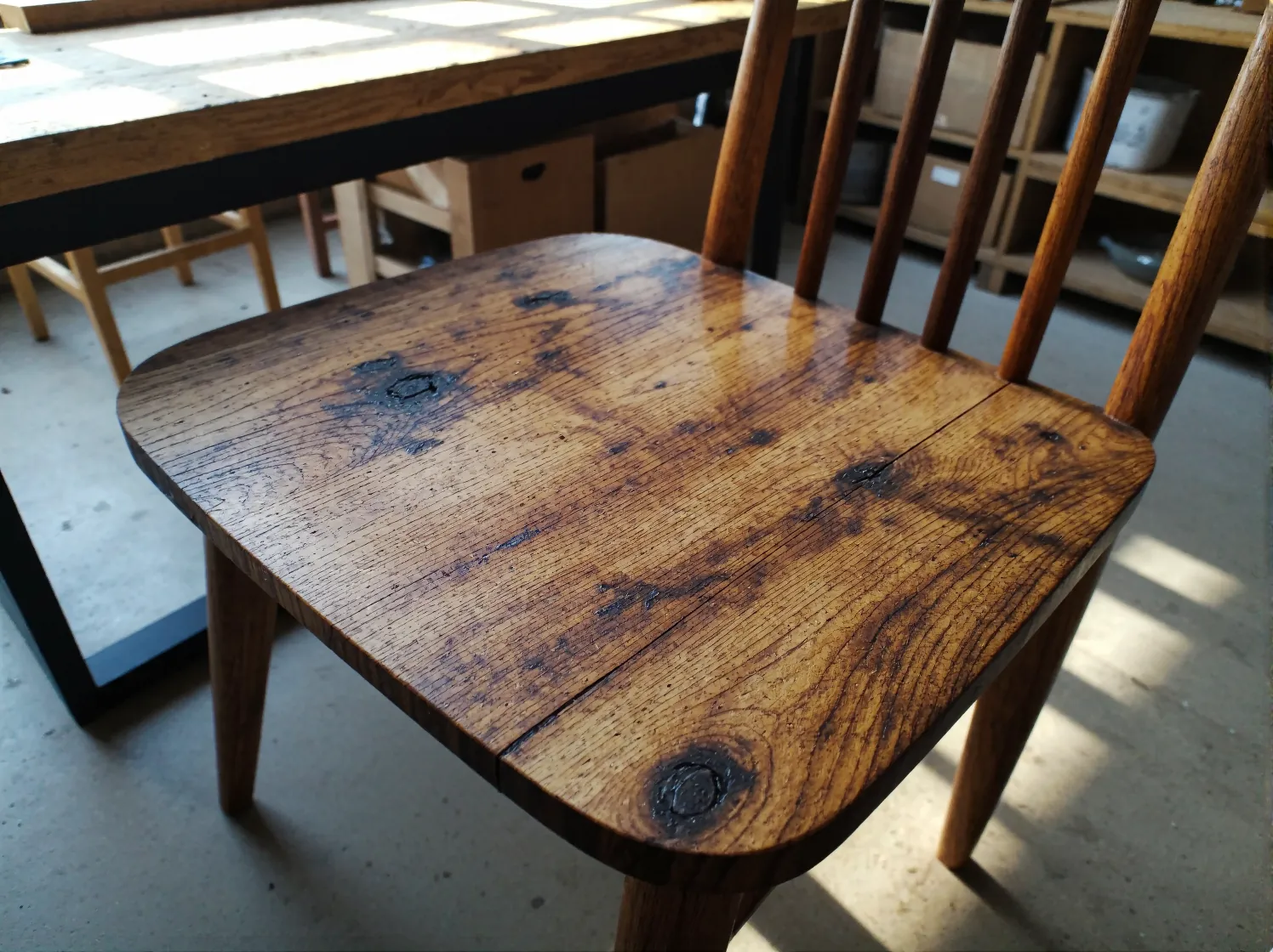 Szlifowanie powierzchni starej komody przed nakładaniem rustykalnej bejcy.