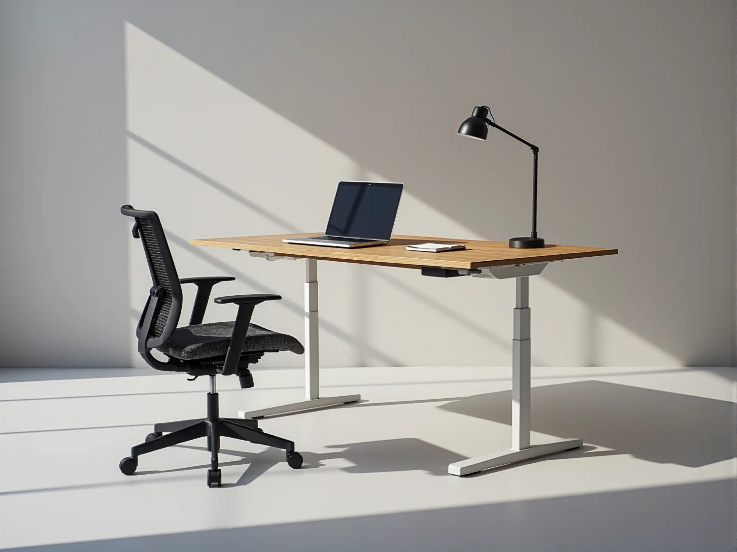 Porównanie pracy siedzącej i stojącej przy biurku z regulacją wysokości.