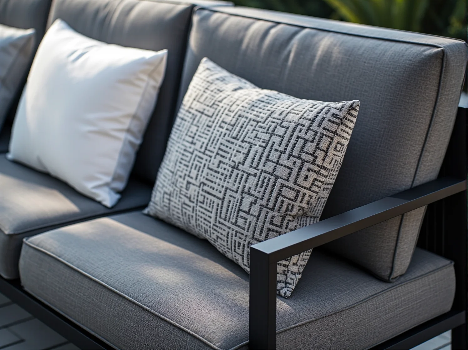 Rośliny w minimalistycznych donicach jako naturalny dodatek do zestawu nowoczesnych mebli ogrodowych na patio.