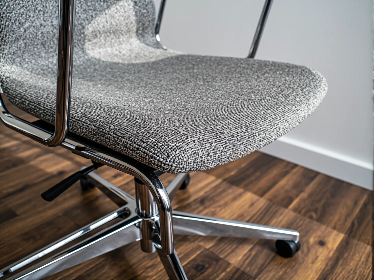 Zestaw wytrzymałych foteli obrotowych w nowoczesnej przestrzeni coworkingowej.