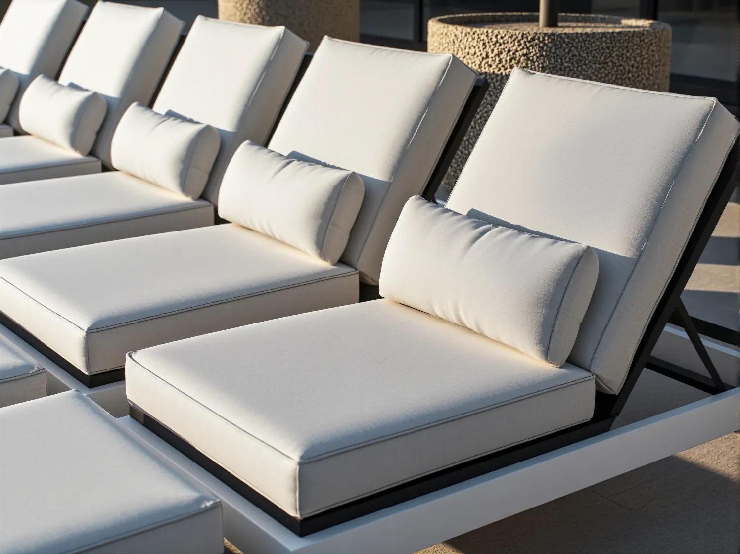 Trwały i elegancki leżak hotelowy odporny na słońce i wodę basenową